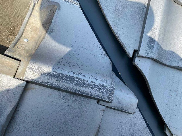 谷板金際の瓦端部